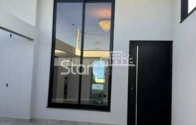 Imagem: A casa possui 3 Dormitórios, 3 Banheiros, 2 Vagas na garagem