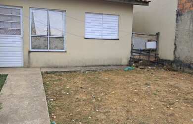 Imagem: A casa possui 2 Dormitórios, 1 Banheiro, 1 Vaga na garagem