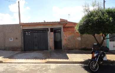 Imagem: A casa possui 3 Dormitórios, 1 Banheiro, 200-0m² de Área