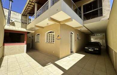 Imagem: A casa possui 5 Dormitórios, 3 Banheiros, 5 Vagas na garagem