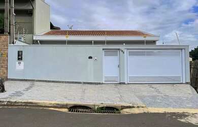 Imagem: A casa possui 3 Dormitórios, 3 Banheiros, 4 Vagas na garagem