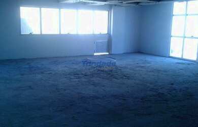 Imagem: O depósito possui 2 Vagas na garagem, 122m² de Área e está