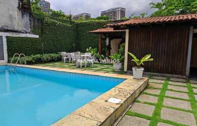 Imagem: A casa em condomínio possui 5 Dormitórios, 5 Banheiros, 4