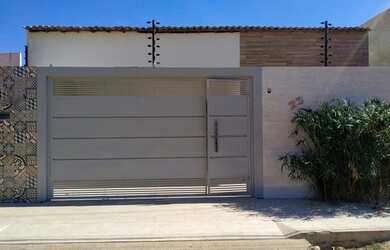 Imagem: A casa possui 3 Dormitórios, 2 Banheiros, 2 Vagas na garagem