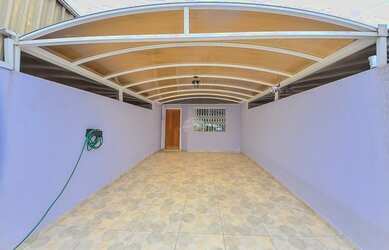 Imagem: A casa possui 2 Dormitórios, 2 Banheiros, 2 Vagas na garagem