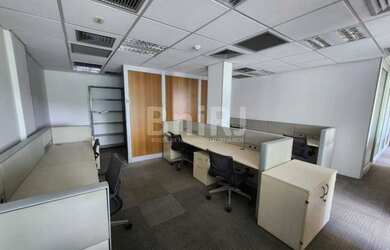 Imagem: O depósito possui 5 Vagas na garagem, 313m² de Área e está