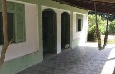 Imagem: A casa possui 1 Dormitório, 2 Banheiros, 5 Vagas na garagem