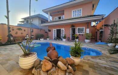 Imagem: A casa possui 4 Dormitórios, 3 Banheiros, 2 Vagas na garagem