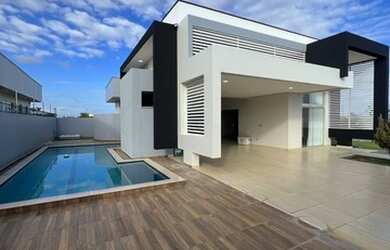 Imagem: A casa possui 3 Dormitórios, 4 Banheiros, 2 Vagas na garagem