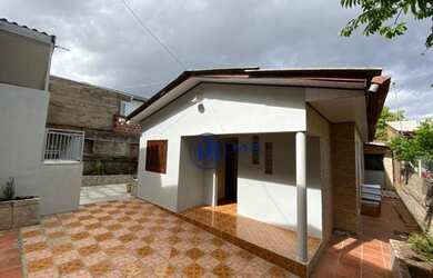 Imagem: A casa possui 5 Dormitórios, 3 Banheiros, 2 Vagas na garagem