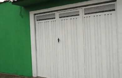 Imagem: A casa possui 3 Dormitórios, 1 Banheiro, 3 Vagas na garagem