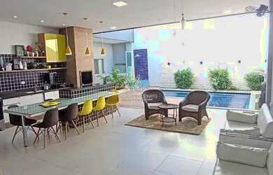 Imagem: A casa em condomínio possui 4 Dormitórios, 2 Banheiros, 2