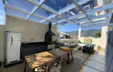 Imagem: A casa possui 3 Dormitórios, 4 Banheiros, 2 Vagas na garagem