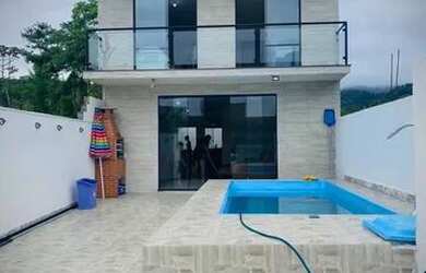 Imagem: A casa possui 3 Dormitórios, 2 Banheiros, 3 Vagas na garagem