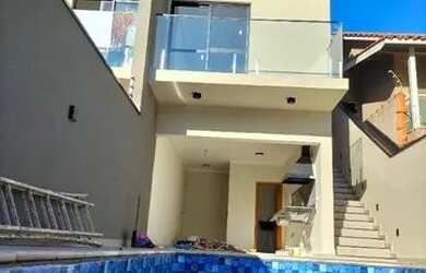 Imagem: A casa possui 3 Dormitórios, 3 Banheiros, 2 Vagas na garagem