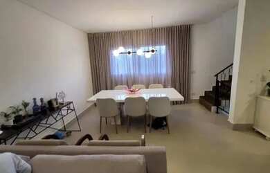 Imagem: A casa possui 4 Dormitórios, 5 Banheiros, 5 Vagas na garagem