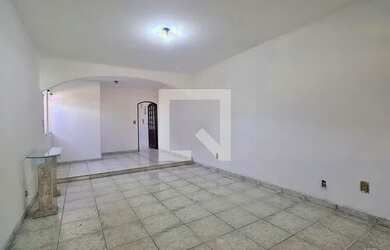 Imagem: A casa possui 3 Dormitórios, 3 Banheiros, 2 Vagas na garagem