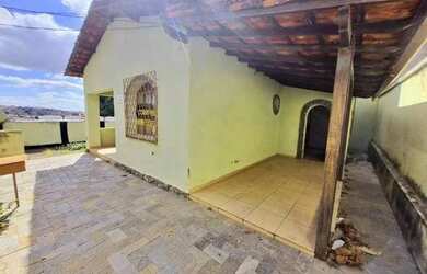 Imagem: A casa possui 2 Dormitórios, 1 Banheiro, 1 Vaga na garagem