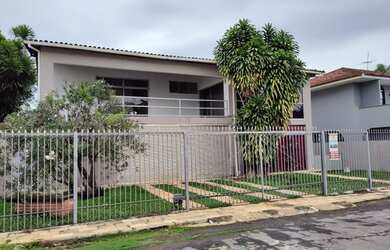 Imagem: A casa possui 4 Dormitórios, 5 Banheiros, 4 Vagas na garagem