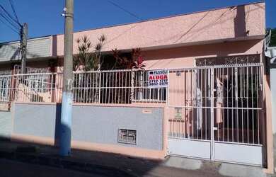 Imagem: A casa possui 2 Dormitórios, 2 Banheiros, 3 Vagas na garagem