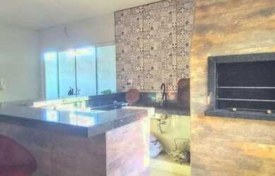 Imagem: A casa possui 3 Dormitórios, 2 Banheiros, 2 Vagas na garagem