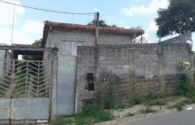 Imagem: A casa possui 3 Dormitórios, 2 Banheiros, 5 Vagas na garagem