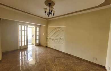 Imagem: A casa possui 3 Dormitórios, 1 Banheiro, 1 Vaga na garagem