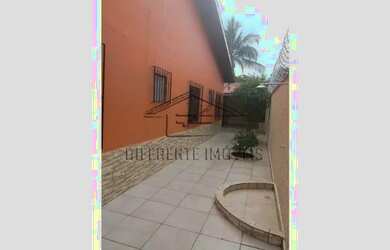 Imagem: A casa possui 3 Dormitórios, 1 Banheiro, 5 Vagas na garagem