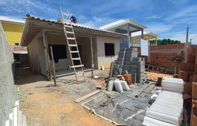 Imagem: A casa possui 2 Dormitórios, 2 Banheiros, 1 Vaga na garagem