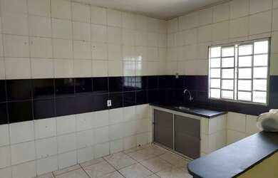 Imagem: A casa possui 3 Dormitórios, 2 Banheiros, 1 Vaga na garagem