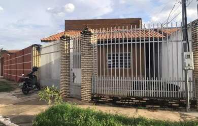 Imagem: A casa possui 3 Dormitórios, 3 Banheiros, 4 Vagas na garagem