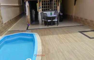 Imagem: A casa possui 2 Dormitórios, 3 Banheiros, 2 Vagas na garagem