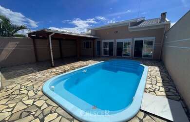 Imagem: A casa possui 4 Dormitórios, 1 Banheiro, 2 Vagas na garagem