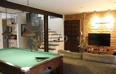 Imagem: A casa possui 4 Dormitórios, 1 Banheiro, 2 Vagas na garagem