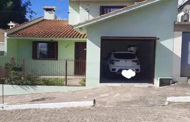 Imagem: A casa possui 3 Dormitórios, 2 Banheiros, 1 Vaga na garagem