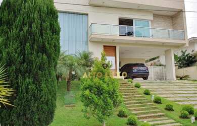 Imagem: A casa possui 4 Dormitórios, 4 Banheiros, 2 Vagas na garagem