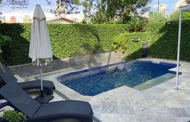 Imagem: A casa em condomínio possui 4 Dormitórios, 5 Banheiros, 4