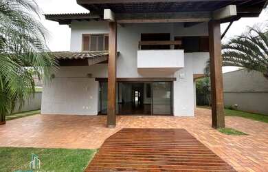 Imagem: A casa em condomínio possui 4 Dormitórios, 5 Banheiros, 3