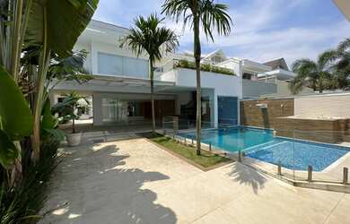 Imagem: A casa em condomínio possui 4 Dormitórios, 5 Banheiros, 3