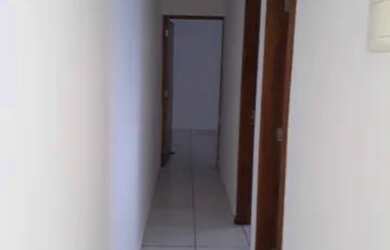 Imagem: A casa possui 2 Dormitórios, 1 Banheiro, 1 Vaga na garagem