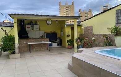 Imagem: A casa possui 3 Dormitórios, 2 Banheiros, 2 Vagas na garagem