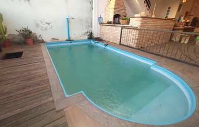 Imagem: A casa possui 4 Dormitórios, 3 Banheiros, 3 Vagas na garagem