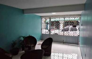 Imagem: A casa possui 3 Dormitórios, 2 Banheiros, 1 Vaga na garagem