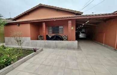 Imagem: A casa possui 3 Dormitórios, 2 Banheiros, 1 Vaga na garagem