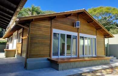 Imagem: A casa possui 4 Dormitórios, 3 Banheiros, 1 Vaga na garagem