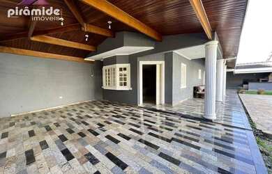 Imagem: A casa possui 4 Dormitórios, 4 Banheiros, 3 Vagas na garagem