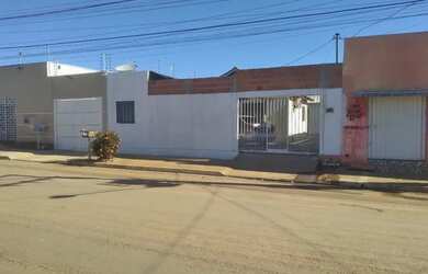 Imagem: A casa possui 2 Dormitórios, 2 Banheiros, 2 Vagas na garagem