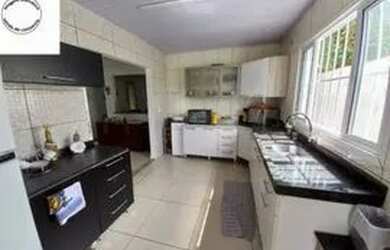 Imagem: A casa possui 3 Dormitórios, 2 Banheiros, 1 Vaga na garagem