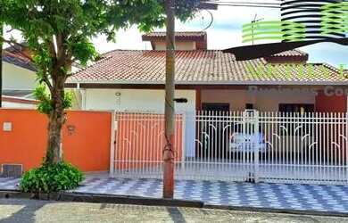 Imagem: A casa possui 4 Dormitórios, 3 Banheiros, 4 Vagas na garagem