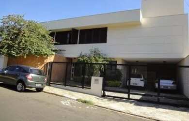 Imagem: A casa possui 4 Dormitórios, 5 Banheiros, 4 Vagas na garagem